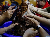 Tradisi Pencucian Patung Dewa-dewi di Kuil Amurva Bhumi