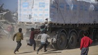 Kedatangan truk-truk bantuan itu langsung diserbu warga Gaza.  