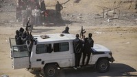 Prajurit Hamas terlihat mengawal kedatangan truk bantuan.  