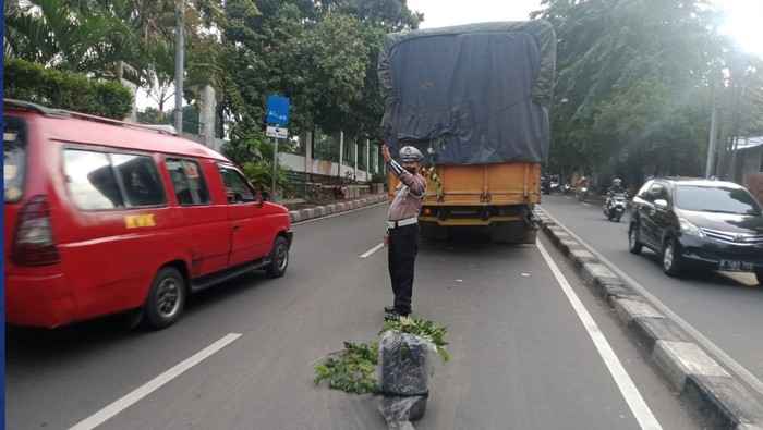 Truk mogok di Jalan TB Simatupang, Jakarta Timur
