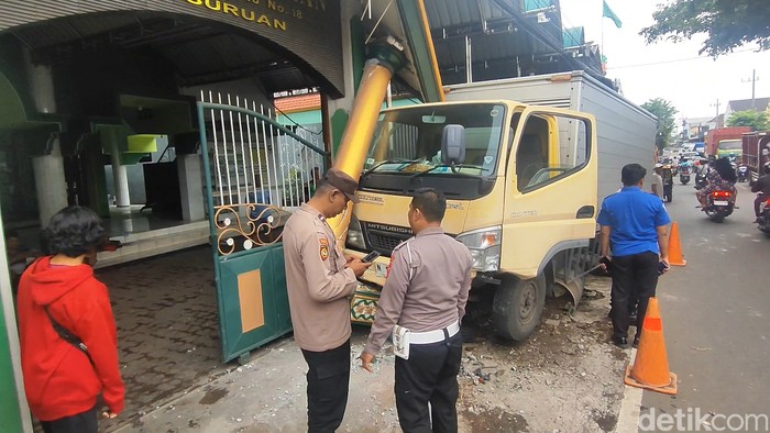 Truk tabrak masjid di JLS Kota Pasuruan