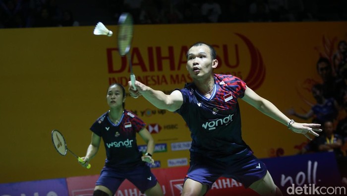 Rinov/Lisa vs Yang/Hu berlangsung di Istora Senayan dalam 32 besar Indonesia Masters 2025, Rabu (22/1/2025) Siang WIB. Rinov/Lisa menang lewat drama 3 set dengan skor 21-23, 21-17, 21-17.