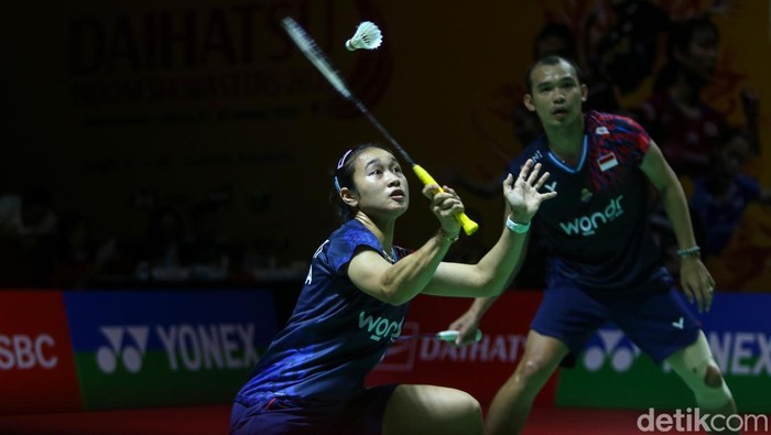 Rinov/Lisa vs Yang/Hu berlangsung di Istora Senayan dalam 32 besar Indonesia Masters 2025, Rabu (22/1/2025) Siang WIB. Rinov/Lisa menang lewat drama 3 set dengan skor 21-23, 21-17, 21-17.