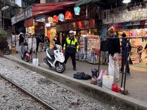 Sudah Jatuh Tertimpa Tangga, Turis Tertabrak Kereta, eh Harus Bayar Denda Pula