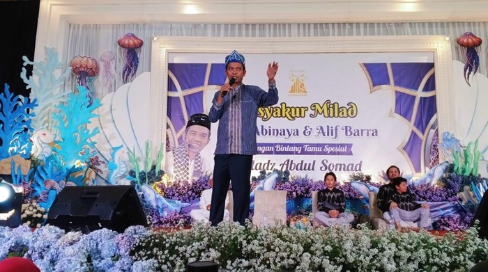 UAS saat mengisi acara santunan.
