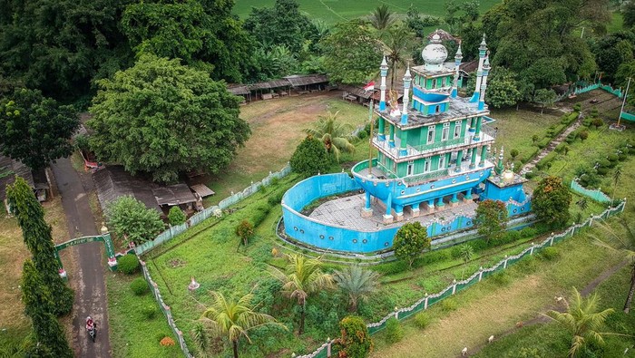 Uniknya Masjid Bentuk Kapal di Kota Serang Foto udara Masjid Kapal Bosok di Curug, Kota Serang, Banten, Selasa (21/1/2025). Masjid berbentuk kapal yang didirikan pada tahun 2014 oleh santri Pesantren Darul Salam tersebut dibuat berdasarkan kisah sejarah Ulama Banten Ki Angga Derpa dan saat ini menjadi salah satu destinasi wisata religi di Kota Serang. ANTARA FOTO/Putra M. Akbar/gp/nym.