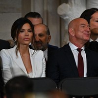 Saat pengambilan sumpah sang presiden untuk yang kedua kali, Lauren mengenakan korset dengan blazer dan celana dari Alexander McQueen.  Foto: Getty Images via AFP/POOL