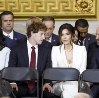 Gaya mantan pembawa berita itu jadi viral terlebih beredar foto Mark Zuckerberg yang duduk di sebelahnya ‘mengintip’ belahan dada Lauren.  Foto: Getty Images via AFP/POOL