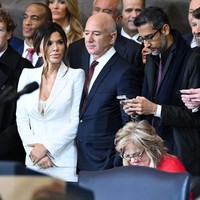 Di media sosial, banyak netizen yang tidak setuju dengan pemilihan busananya. Foto: Getty Images via AFP/POOL