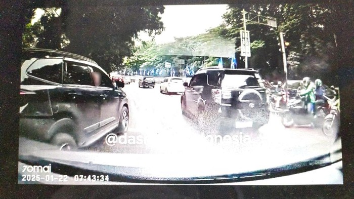 Video cekcok pengemudi mobil di Jaktim viral di medsos. Cekcok terjadi karena terjadi perebutan jalur lintasan kendaraan. (dok Repro video viral)