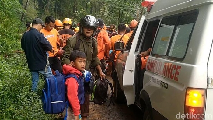 Warga Desa Kasimpar, Kecamatan Petungkriyono Pekalongan, berbondong-bondong mengungsi usai desanya dilanda banjir bandang dan longsor, Rabu (22/1/2025).