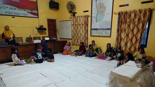Warga rentan mengungsi di Kantor Desa Naru, Kecamatan Woha, Kabupaten Bima, NTB, setelah wilayah itu diterjang banjir susulan pada Rabu (22/1/2025).  (Foto: Dok. BPBD Bima)