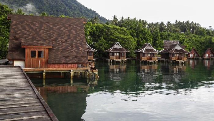 Wisata Tanjung Rappa Pelangi di Halmahera Barat Foto udara deretan Resor Terapung di Objek Wisata Tanjung Rappa Pelangi di Desa Bobanehena, Kabupaten Halmahera Barat, Maluku Utara, Rabu (22/1/2025). Tanjung Rappa Pelangi yang dikelola Dinas Pariwisata Halmahera Barat tersebut menjadi salah satu destinasi wisata unggulan di Jailolo karena memiliki keindahan air bawa laut yang jernih sehingga dikunjungi banyak wisatawan dari berbagai daerah di Maluku Utara. ANTARA FOTO/Andri Saputra/Spt.