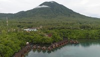 Foto udara deretan Resor Terapung di Objek Wisata Tanjung Rappa Pelangi di Desa Bobanehena, Kabupaten Halmahera Barat, Maluku Utara.