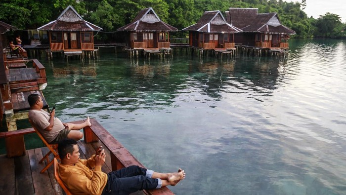 Foto udara deretan Resor Terapung di Objek Wisata Tanjung Rappa Pelangi di Desa Bobanehena, Kabupaten Halmahera Barat, Maluku Utara, Rabu (22/1/2025). Tanjung Rappa Pelangi yang dikelola Dinas Pariwisata Halmahera Barat tersebut menjadi salah satu destinasi wisata unggulan di Jailolo karena memiliki keindahan air bawa laut yang jernih sehingga dikunjungi banyak wisatawan dari berbagai daerah di Maluku Utara. ANTARA FOTO/Andri Saputra/Spt.