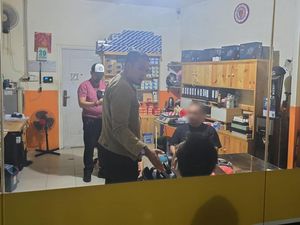 2 WN China Pembuat Video Hoax Selipkan Uang di Paspor Dideportasi