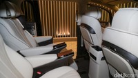 Di bagian interior, Denza D9 menawarkan kenyamanan tingkat tinggi. Bila pegal-pegal di jalan, ada fitur pijat yang disajikan di kursi depan dan kursi baris kedua.