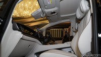 Denza menawarkan kemewahan sebagai alternatif MPV box premium. Mobil ini digadang-gadang berhadapan langsung dengan Alphard, Vellfire, dan Staria. Denza mencakup Three Electric Motors, Rear Wheel Steering, CTB (Cell to Body), dan VMC (Vehicle Motion Control), menciptakan performa yang unggul dalam berbagai kondisi berkendara. Foto: Andhika Prasetia