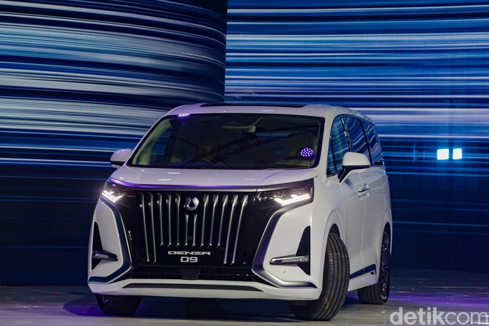 Denza, sub brand merek premium dari BYD resmi meluncur di Indonesia. Produk pertama yang dibawa adalah Denza D9, mobil MPV listrik yang harganya di bawah Rp 1 miliar.
