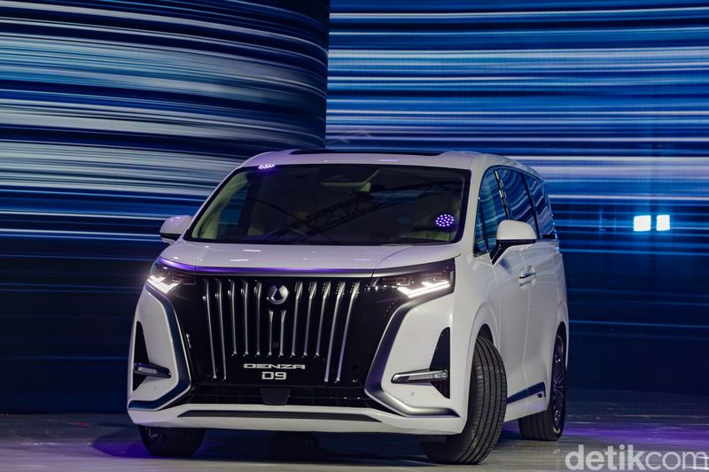 Denza, sub brand merek premium dari BYD resmi meluncur di Indonesia. Produk pertama yang dibawa adalah Denza D9, mobil MPV listrik yang harganya di bawah Rp 1 miliar.