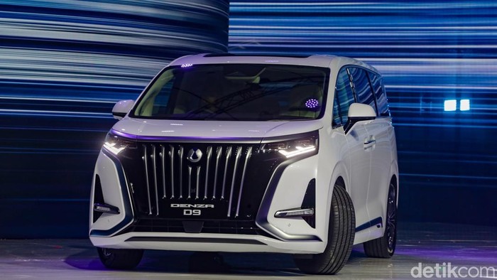 Wujud Denza D9 yang Meluncur Hari Ini, Harga Nggak Sampai Rp 1 M Denza, sub merk merek premium dari BYD resmi meluncur di Indonesia. Produk pertama yang dibawa merupakan Denza D9, kendaraan beroda empat MPV listrik yang harganya di bawah Rp 1 miliar.