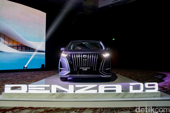 Wujud Denza D9 yang Meluncur Hari Ini, Harga Nggak Sampai Rp 1 M Denza, sub brand merek premium dari BYD resmi meluncur di Indonesia. Produk pertama yang dibawa adalah Denza D9, mobil MPV listrik yang harganya di bawah Rp 1 miliar.