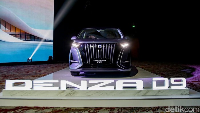 Wujud Denza D9 yang Meluncur Hari Ini, Harga Nggak Sampai Rp 1 M Denza, sub brand merek premium dari BYD resmi meluncur di Indonesia. Produk pertama yang dibawa adalah Denza D9, mobil MPV listrik yang harganya di bawah Rp 1 miliar.