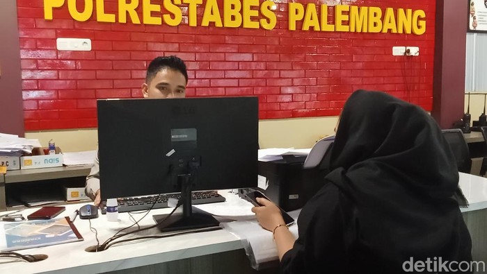 Yulianda (25) melaporkan tetangga ke polisi, ditipu investasi bodong hingga Rp 140 juta.