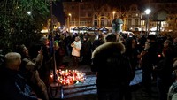 Orang-orang menyalakan lilin selama protes setelah dua orang, salah satunya anak-anak, tewas dalam serangan pisau, di Aschaffenburg, Jerman, 22 Januari 2025.  