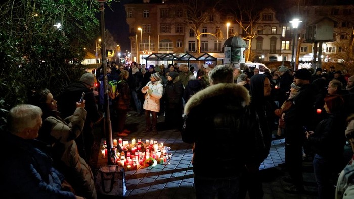 2 Orang Tewas Ditikam di Taman Aschaffenburg Jerman Candles and flowers are placed in a park, where earlier today two people were killed in a knife attack, one of them a child, in Aschaffenburg, Germany, January 22, 2025. REUTERS/Heiko Becker