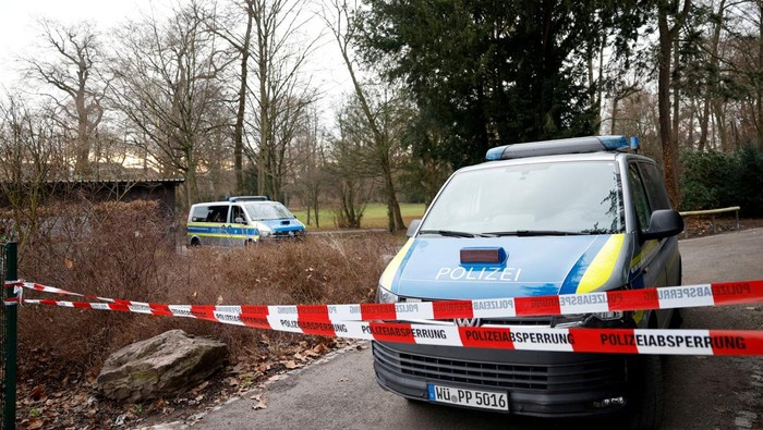 2 Orang Tewas Ditikam di Taman Aschaffenburg Jerman Candles and flowers are placed in a park, where earlier today two people were killed in a knife attack, one of them a child, in Aschaffenburg, Germany, January 22, 2025. REUTERS/Heiko Becker