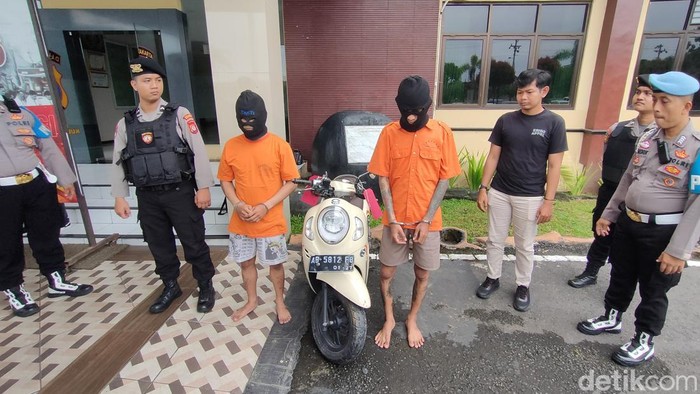 2 pria kecelakaan terciduk bawa sajam-air gun di Mapolres Kulon Progo, Kamis (23/1/2025).