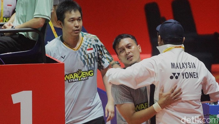 Pebulutangkis ganda  Indonesia M. Ahsan/Hendra Setiawan melawan ganda Malaysia Junaidi Arif/Roy King Yap pada babak 16 besar Daihatsu Indonesia Masters 2025 di Istora Senayan, Jakarta, Kamis (23/1/2025). Ahsan/Hendra kalah dengan 2 set langsung 13-21 dan 14-21.