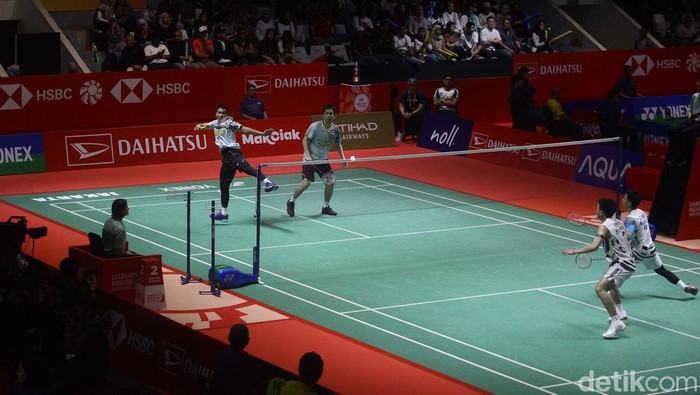Pebulutangkis ganda  Indonesia M. Ahsan/Hendra Setiawan melawan ganda Malaysia Junaidi Arif/Roy King Yap pada babak 16 besar Daihatsu Indonesia Masters 2025 di Istora Senayan, Jakarta, Kamis (23/1/2025). Ahsan/Hendra kalah dengan 2 set langsung 13-21 dan 14-21.