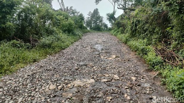 Akses jalan yang ekstrem menuju wisata Talaga Bodas di Garut