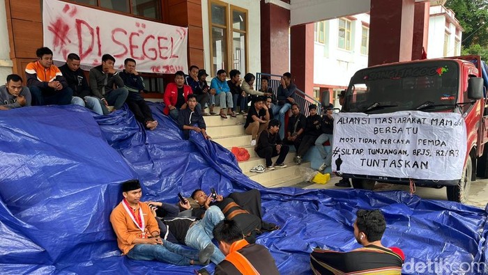 Aliansi Masyarakat Mamasa Bersatu menyegel Kantor Bupati Mamasa.