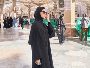 Pesona Alyssa Daguise Cantik Berhijab saat Umrah, Bikin Al Ghazali Makin Bucin