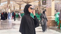 Alyssa Daguise menjalani ibadah umrah. Foto: instagram Alyssa Daguise dan Risa Dewi