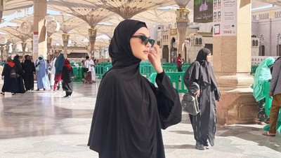 Penampilan Alyssa Daguise Jalani Umrah dengan Ibunda