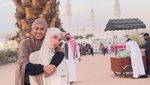 Penampilan Alyssa Daguise Jalani Umrah dengan Ibunda