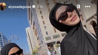 Semoga lancar ya ibadahnya Al Daguise dengan ibunda. Foto: instagram Alyssa Daguise dan Risa Dewi