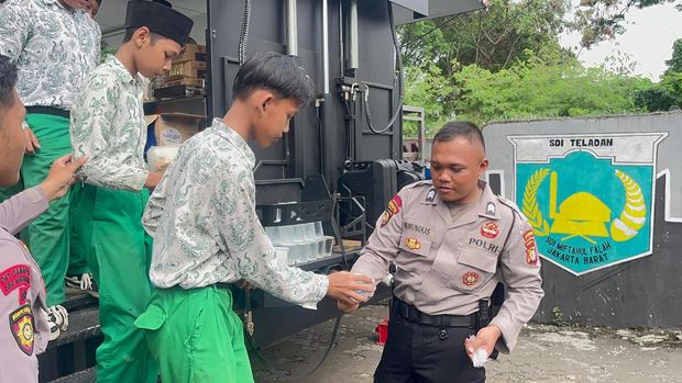 Anggota Ditsamapta Polda Metro Jaya memasak makanan bergizi dan membagikannya ke siswa SD di Kebon Jeruk, Jakbar.