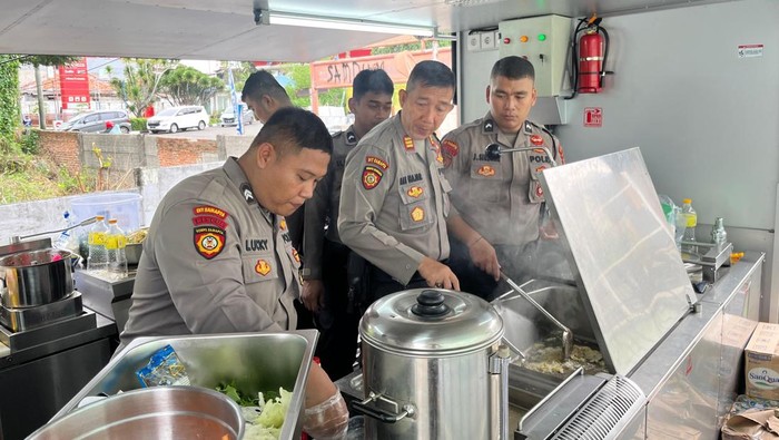 Anggota Ditsamapta Polda Metro Jaya memasak makanan bergizi dan membagikannya ke siswa SD di Kebon Jeruk, Jakbar.