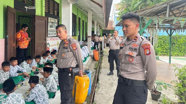 Anggota Ditsamapta Polda Metro Jaya memasak makanan bergizi dan membagikannya ke siswa SD di Kebon Jeruk, Jakbar.