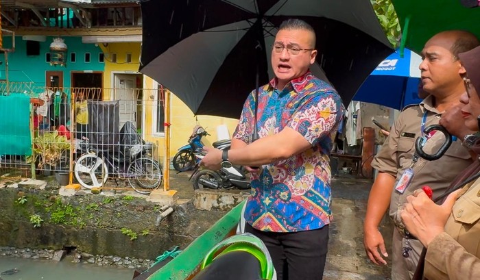 Anggota DPRD Daerah Khusus Jakarta, Fraksi PDI Perjuangan Hardiyanto Kenneth Saat Melakukan Tindak Lanjut Serap Aspirasi Masyarakat Di Taman Sari, Jakarta Barat