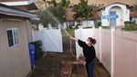 Antisipasi Ikut Terbakar, Warga California Semprot Rumahnya Pakai Air