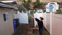 Saat ini wilayah California sangat kering dan berangin hingga menyebabkan api kebakaran hutan menjalar lebih cepat.  