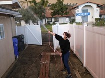 Antisipasi Ikut Terbakar, Warga California Semprot Rumahnya Pakai Air