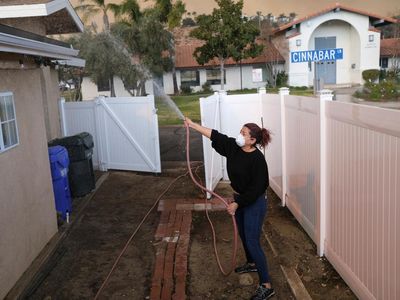 Antisipasi Ikut Terbakar, Warga California Semprot Rumahnya Pakai Air