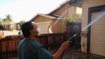 Antisipasi Ikut Terbakar, Warga California Semprot Rumahnya Pakai Air